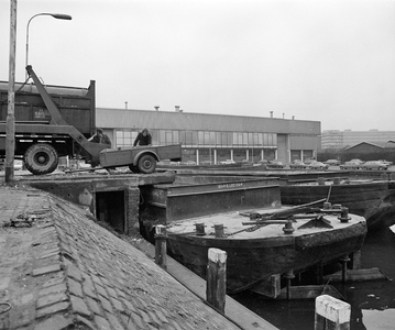 858810 Gezicht op de Stortplaats van de Gemeentelijke Reinigingsdienst aan de Van Zijstweg te Utrecht, op één van de ...